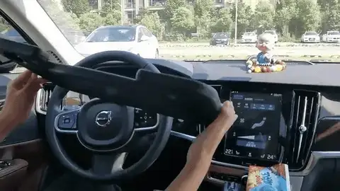 Multifunctional steering wheel dining table
